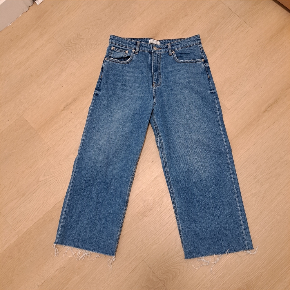 Zara Wide Leg High Waisted Jeans Cropped Medium Wash Blue Raw Hem Size 6